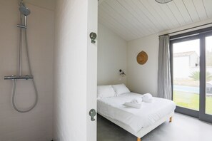 4 bedrooms, iron/ironing board, free WiFi