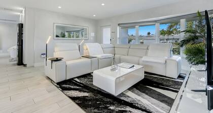 Waterfront home: Boat dock, Private Pool, Near Beach