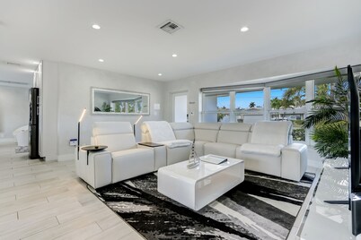 Waterfront home: Boat dock, Private Pool, Near Beach