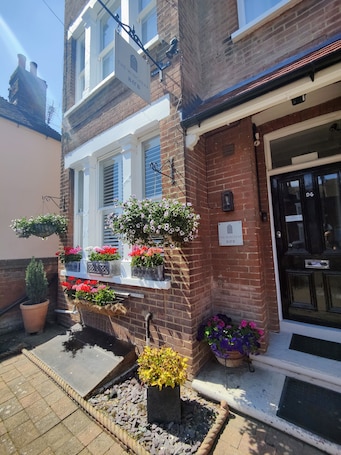 Vista frontal de la propiedad