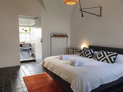 Spacious room in former bathhouse. Free parking