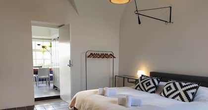 Spacious room in former bathhouse. Free parking