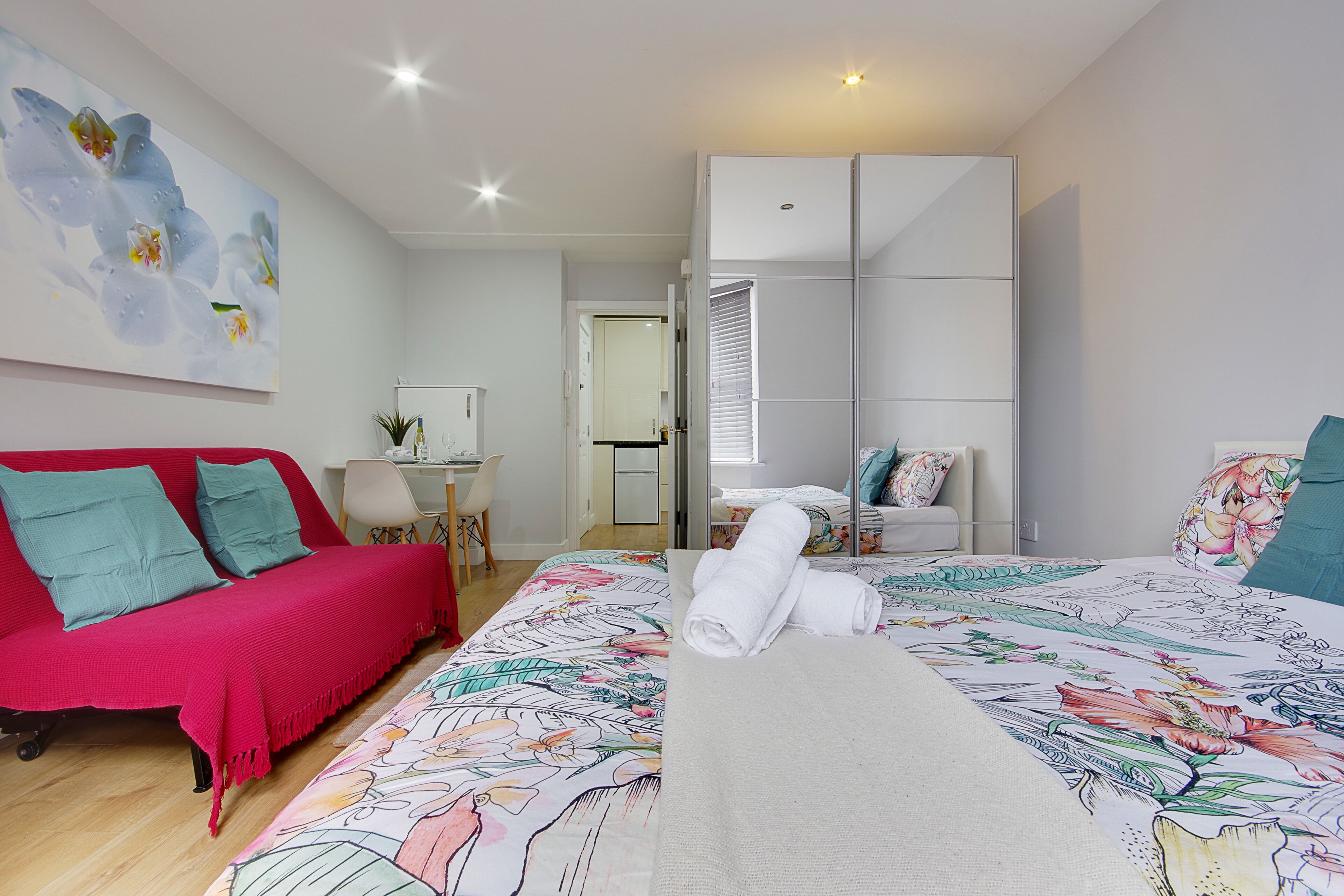 Travel cot, free WiFi, bed sheets