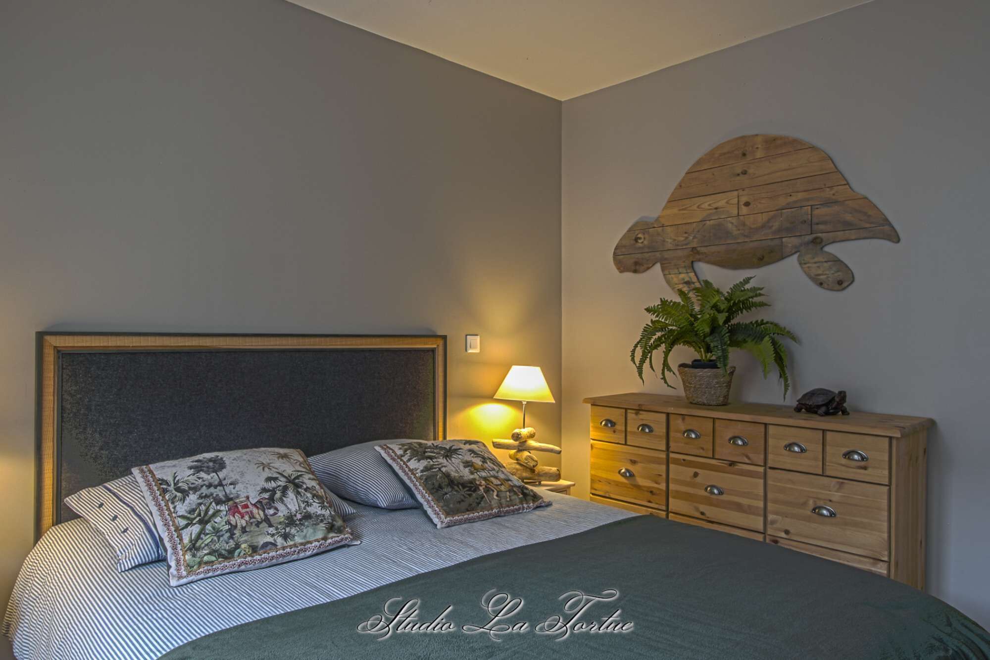 Escrivaninha, Wi-Fi, roupa de cama