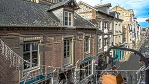 Vista de calle con edificios, un letrero que dice 'Café & Co.' y una señal de 'No Estacionar'.