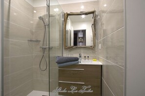 Dusche, Haartrockner, Handtücher