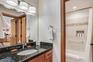Combined shower/bathtub, hair dryer, towels