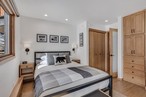 1 Schlafzimmer, Schreibtisch, Bügeleisen/Bügelbrett, Reisekinderbett