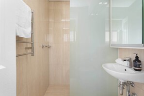 Shower, hair dryer, towels - Modern Manly Apartment with Stunning Views, Pool (Manly)