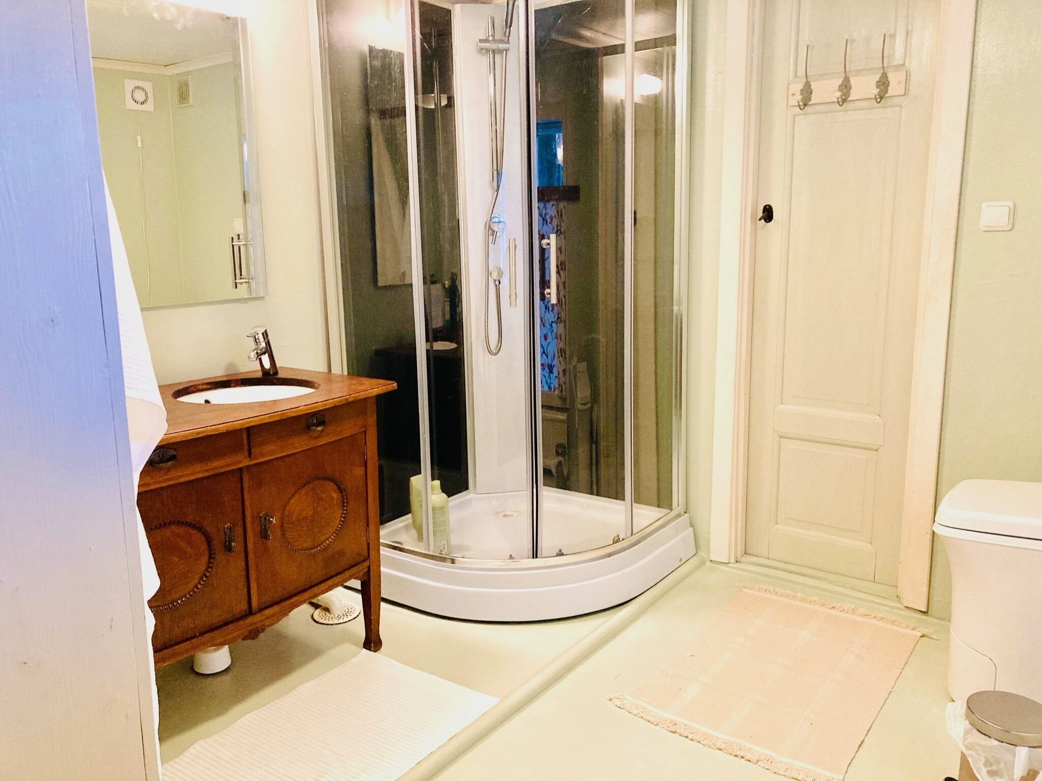 Hus | Bad | Dusj, hårføner og håndklær