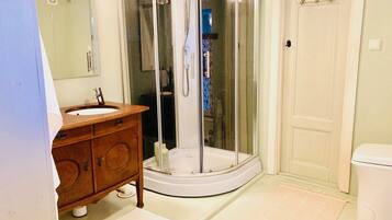 Hus | Bad | Dusj, hårføner og håndklær