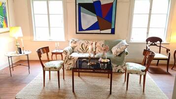 Hus | Oppholdsrom | En 30-tommers TV med kabel-kanaler samt peis