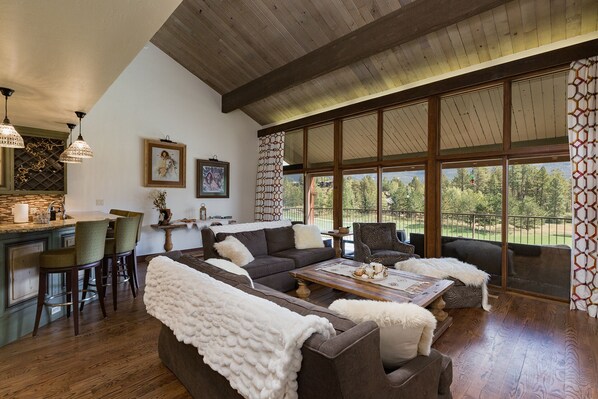 Smart TV, fireplace