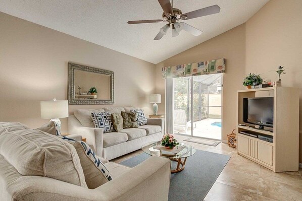 Casa, 4 habitaciones | Área de sala de estar | Televisión 