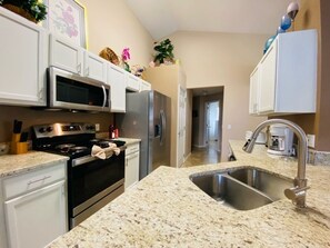 Casa, 4 habitaciones | Cocina privada | Microondas, lavavajillas, cafetera y tetera y tostadora 