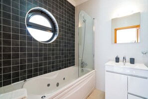 Duschwanne, Haartrockner, Bidet, Handtücher