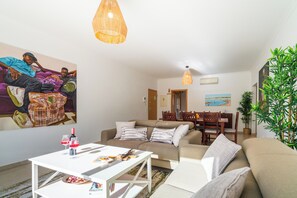 Smart TV, printers - 3 Bed/2 bath apt, terraces, pool, walk to beach (Lagos)