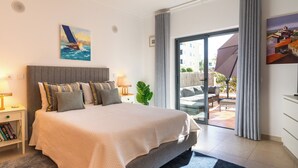 3 室のベッドルーム、デスク、アイロン / アイロン台、旅行用ベビーベッド