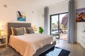 3 habitaciones, escritorio y tabla de planchar con plancha 