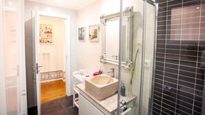 Hair dryer, towels - Typical Bairro Alto Apartment Lisbon (Encarnação)