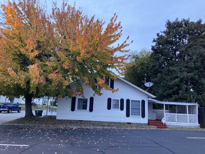 Private, cozy,classic, simple. Centrally located to hospital, uptown.