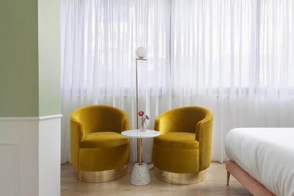 Habitación doble Deluxe | Área de sala de estar | Smart TV de 40 pulgadas con canales digitales y televisión 