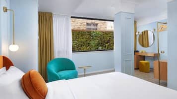 Minibar, desk, laptop workspace, free WiFi