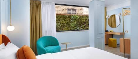 Minibar, desk, laptop workspace, free WiFi
