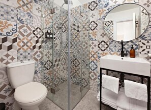 Shower, hydromassage showerhead, free toiletries, hair dryer - De Cardo (Jerusalem)