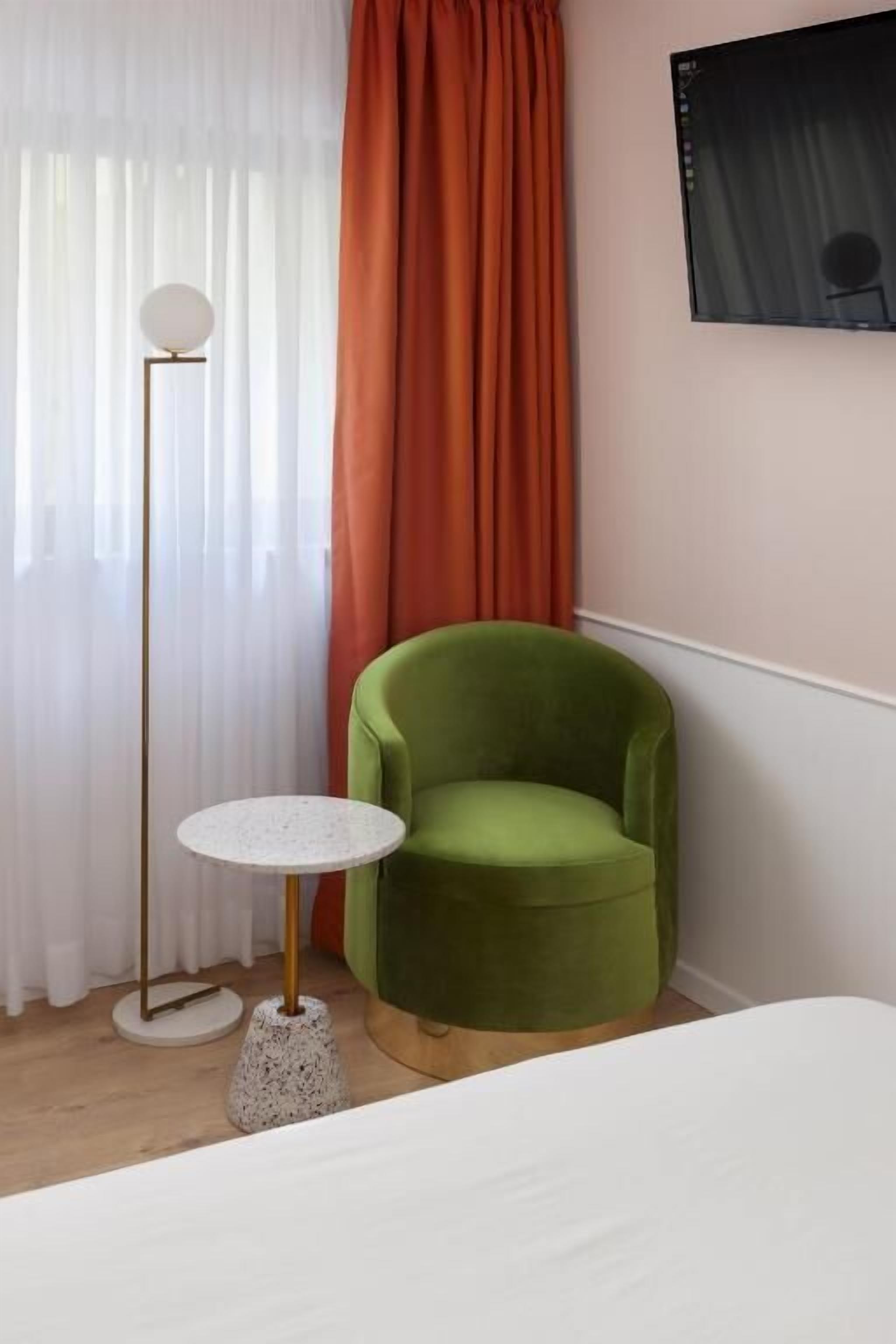 suite | living area | 40-inch smart tv with digital channels, tv