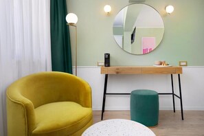 Habitación doble Deluxe | Área de sala de estar | Smart TV de 40 pulgadas con canales digitales y televisión 