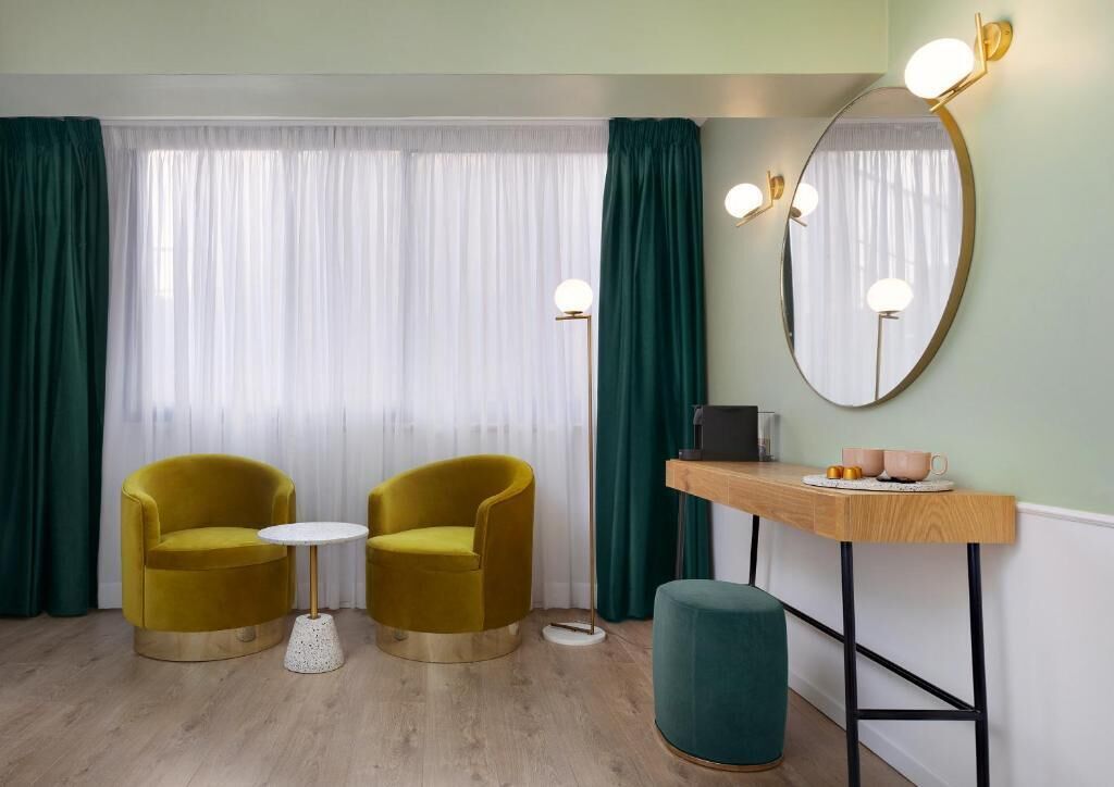 Minibar, escritorio, espacio para trabajar con laptop y wifi gratis 