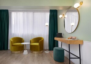 Minibar, escritorio, espacio para trabajar con laptop y wifi gratis 