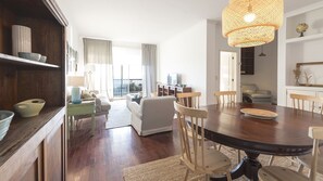 TV - Porto Beach Apartment by LovelyStay (Porto)