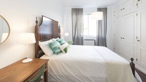 3 bedrooms, iron/ironing board, travel cot, free WiFi - Porto Beach Apartment by LovelyStay (Porto)