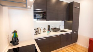 Réfrigérateur, micro-ondes, four, plaque de cuisson