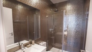 Amenidades de baño gratuitas, secadora de cabello, toallas 