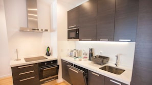 Frigorifero, microonde, forno, piano cottura