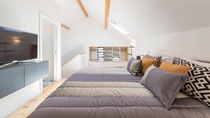 1 bedroom, iron/ironing board, free WiFi, bed sheets - Modern Loft in City Center by LovelyStay (Porto)