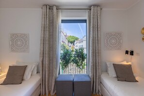 4 habitaciones, tabla de planchar con plancha y cuna de viaje 