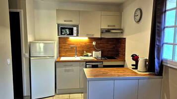 Coffee/tea maker, fridge, microwave, oven