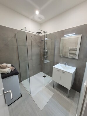 Shower, hair dryer, towels, soap - Ground floor apartment M (Hyères)