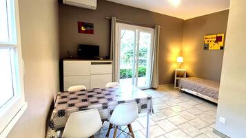 1 bedroom, iron/ironing board, WiFi (free), bed sheets