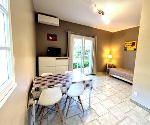 1 habitación, tabla de planchar con plancha, wifi gratis y ropa de cama 