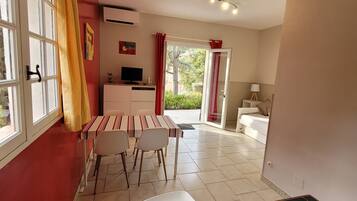 1 chambre, fer et planche à repasser, Wi-Fi gratuit, draps fournis