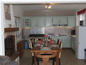 Fridge, microwave, oven, stovetop - Tranquil, Farmhouse sleeps 6 comfortably, with private large swimming pool (Brécé)