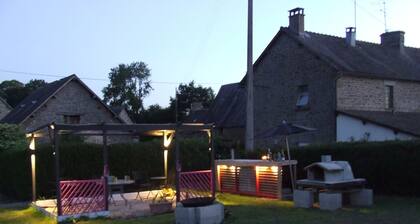 Tranquil, Farmhouse sleeps 6 comfortably, with private large swimming pool