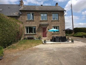 Exterior - Tranquil, Farmhouse sleeps 6 comfortably, with private large swimming pool (Brécé)