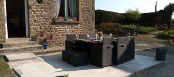 Tranquil, Farmhouse sleeps 6 comfortably, with private large swimming pool