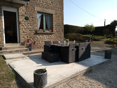 Tranquil, Farmhouse sleeps 6 comfortably, with private large swimming pool